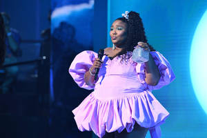 Lizzo In Marc Jacobs Dress Wallpaper