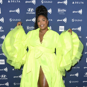 Lizzo In Neon Green Gown Wallpaper
