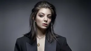 Lorde In Black Suit Wallpaper
