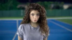 Lorde In Tennis Court Wallpaper