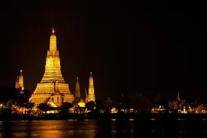 Lovely Wat Arun At Night Wallpaper