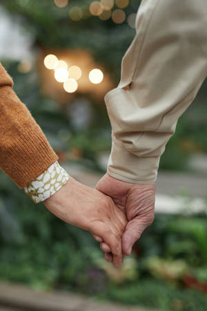 Lovers Holding Hands Wallpaper