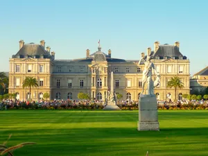 Luxembourg Palace With Monuments Wallpaper