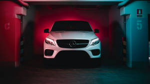 Luxurious White Mercedes-benz Car Gle Wallpaper