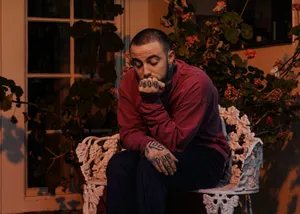 Mac Miller 4k Sitting Outdoors Wallpaper