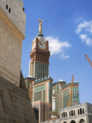 Majestic Daytime View Of Makkah Madina Royal Clock Tower Wallpaper