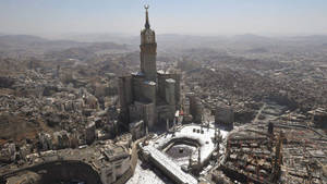 Majestic View Of The Royal Clock Tower In Makkah In High Definition Wallpaper