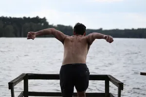 Man Flex Back Muscles Dive Wallpaper