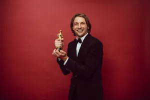 Man Holding You're The Best Award Wallpaper