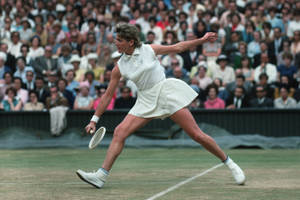 Margaret Court Dominating At The 1965 Wimbledon Championships Wallpaper