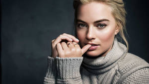 Margot Robbie In Gray Sweatshirt Wallpaper