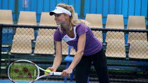 Maria Kirilenko About To Serve Wallpaper