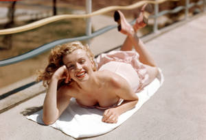 Marilyn Monroe Lying Under Sun Wallpaper