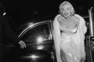 Marilyn Monroe Out Of Car Wallpaper
