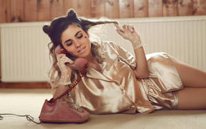 Marina And The Diamonds In Sleepwear Wallpaper