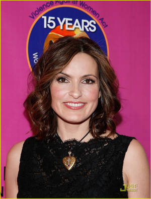 Mariska Hargitay Curly Hair Heart Foundation Wallpaper