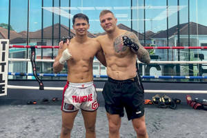 Marvin Vettori Posing With Superbon Banchamek Wallpaper