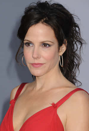 Mary Louise Parker On Red Staircase Wallpaper