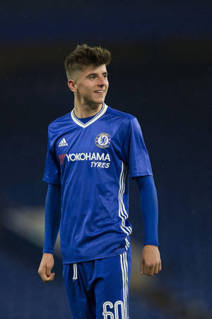 Mason Mount Smiling And Looking Right Wallpaper