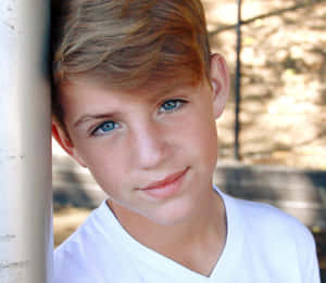 Mattyb Smiling In White Wallpaper