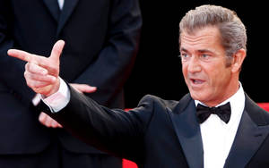 Mel Gibson Check Hand Sign Wallpaper