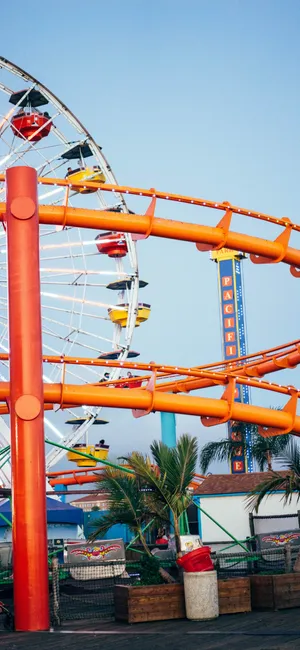 Mesmerizing Sunset At Santa Monica Pier Amusement Park Wallpaper