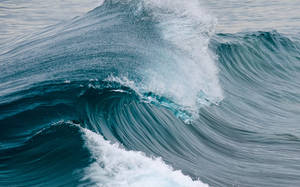 Mesmerizing View Of Blue And Green Wave Wallpaper