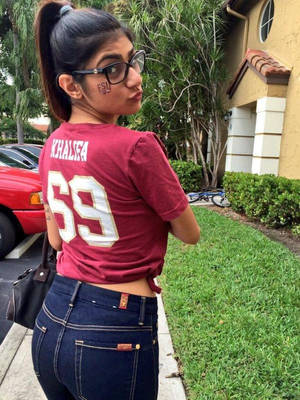 Mia Khalifa Pouty Lips Wallpaper