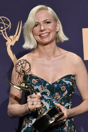 Michelle Williams Holding Emmy Awards Trophy At 2019 Ceremony Wallpaper
