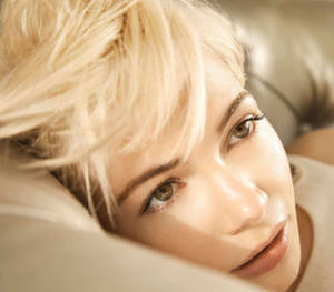 Michelle Williams Sunkissed Look Wallpaper