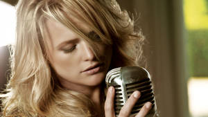 Miranda Lambert Singing On Microphone Wallpaper