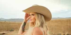 Miranda Lambert Wearing Cowgirl Hat Wallpaper