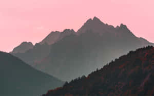 Misty Mountain Peaksat Dusk Wallpaper