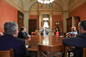 Mitch Mcconnell At Conference Table In Oval Office Wallpaper