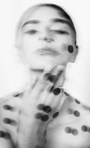 Model With Black Dot Iphone Wallpaper