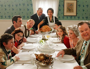 Modern Family Celebrating Thanksgiving Wallpaper