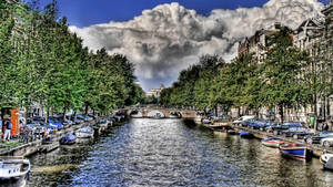 Moldovas River City Wallpaper