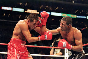 Mosley Punches Oscar De La Hoya Wallpaper