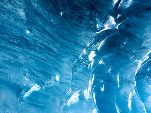 Moving Water Streaks Wallpaper