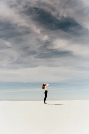 Mujer Soltera Alone On The Beach Wallpaper