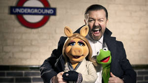 Muppets Most Wanted Dominic, Miss Piggy, Kermit Wallpaper