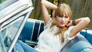 Music Icon Taylor Swift Relaxes Wallpaper