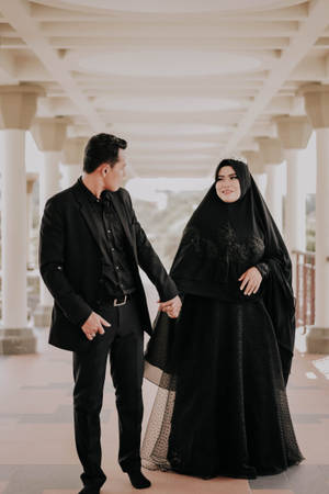 Muslim Couple Holding Hands Wallpaper