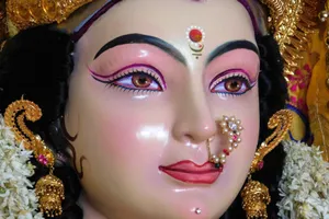 Navratri Wearing Gold Jewelries Wallpaper