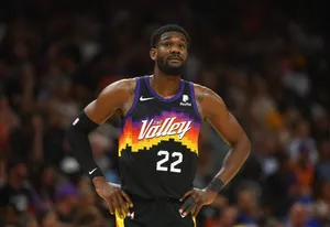 Nba Star No. 22 Deandre Ayton Phoenix Suns Wallpaper