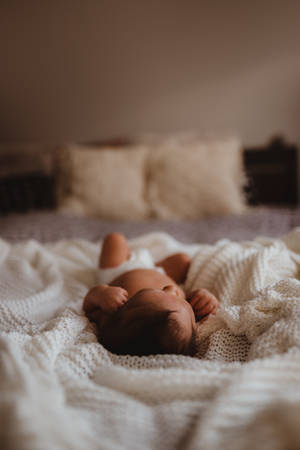 Newborn Baby Girl Bed Wallpaper
