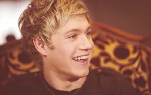 Niall Horan Smile Sofa Sit Wallpaper