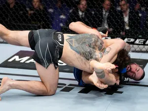 Nikita Krylov Skillfully Escapes Headlock From An Opponent In A High-stakes Match Wallpaper