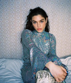 Odeya Rush Looking Glamorous Wallpaper