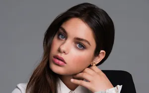 Odeya Rush Posing At The Camera Wallpaper